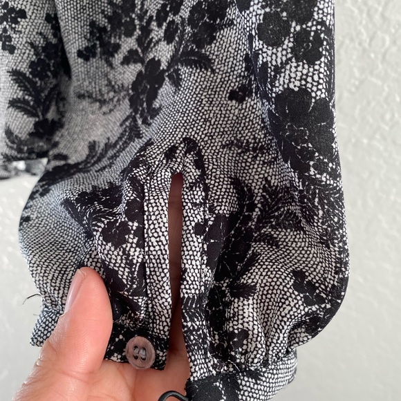 VINCE CAMUTO Floral LongSleeve tops. Medium - Picture 6 of 10